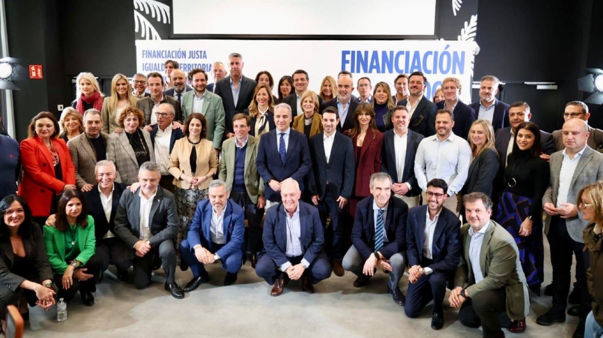 Carlos García denuncia en Barcelona que la financiación local de Pedro Sánchez impide usar los ahorros municipales