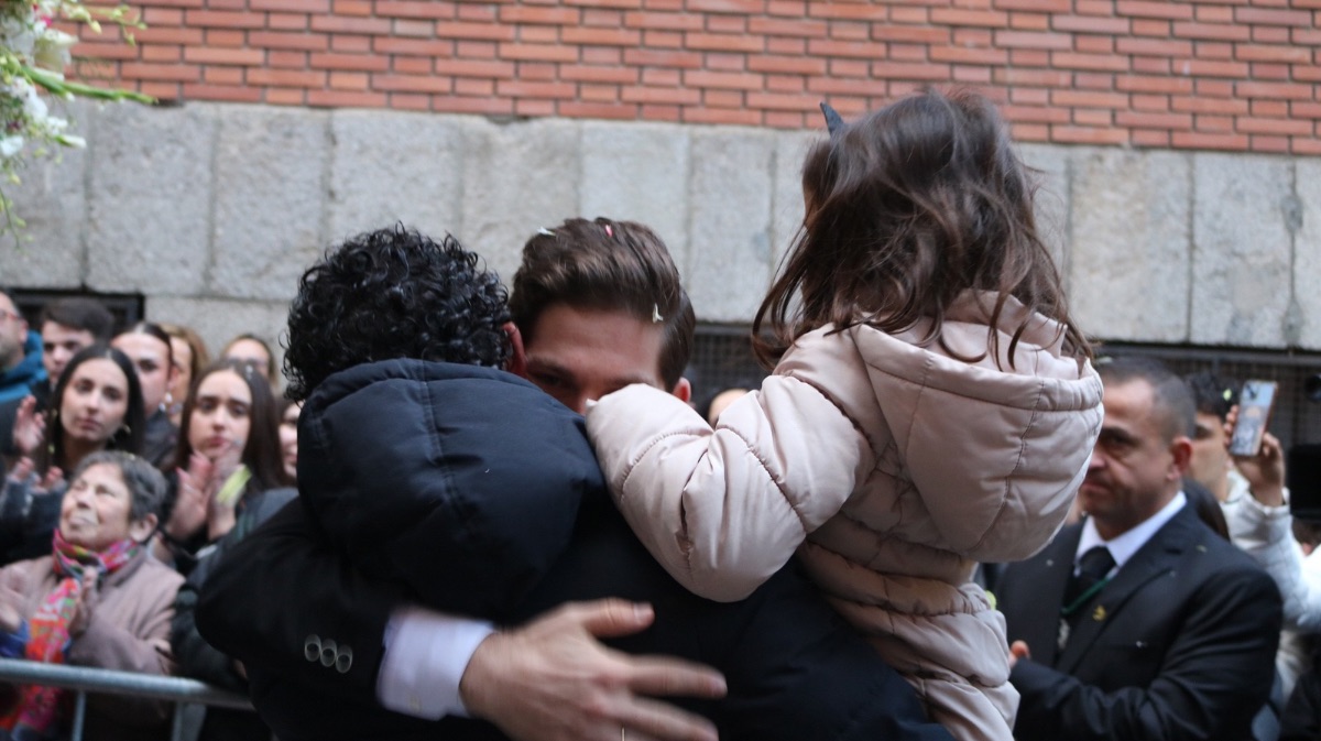 Familiares de Adri&aacute;n se abrazan con uno de los capataces de La Esperanza