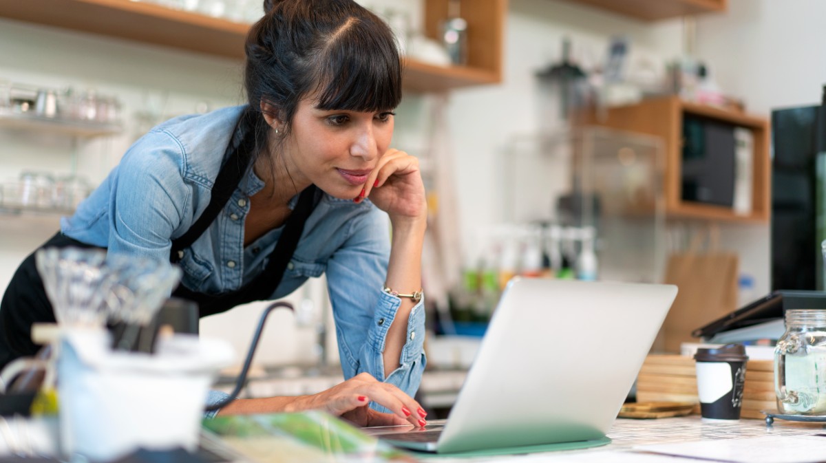 Imagen de archivo de una emprendedora en su empresa.