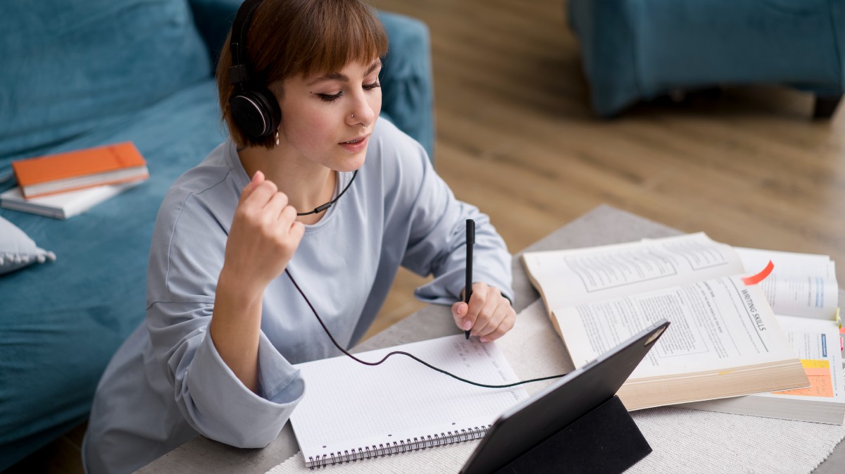 Imagen de archivo de una mujer recibiendo formacion online.
