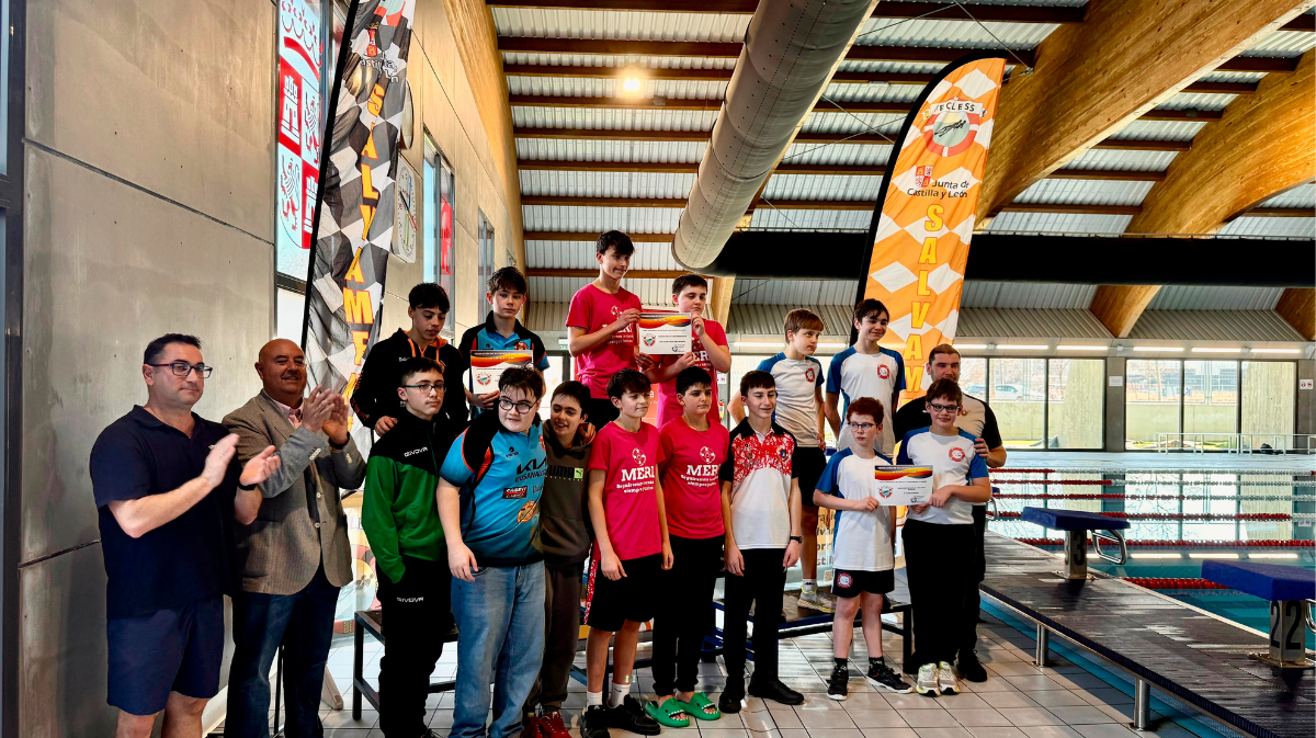 Participantes del campeonato en la piscina de la Ciudad Deportiva.