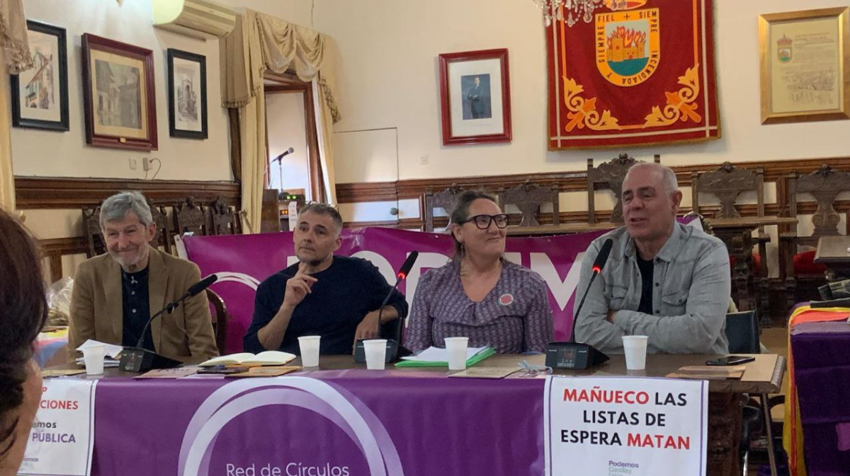 los candidatos de la coalici&oacute;n y el ex JEMAD Julio Rodr&iacute;guez durante la presentaci&oacute;n de la lista provincial en el Sal&oacute;n de Plenos de Arenas de San Pedro.