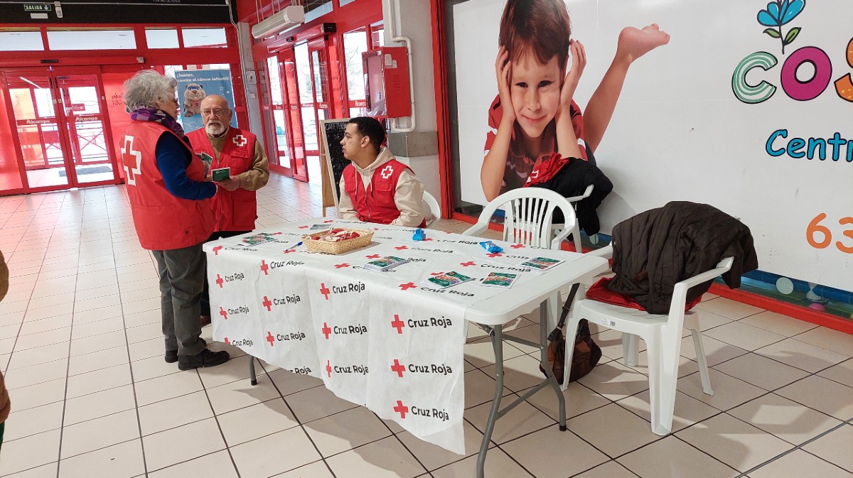 Voluntarios de Cruz Roja en Alcampo.