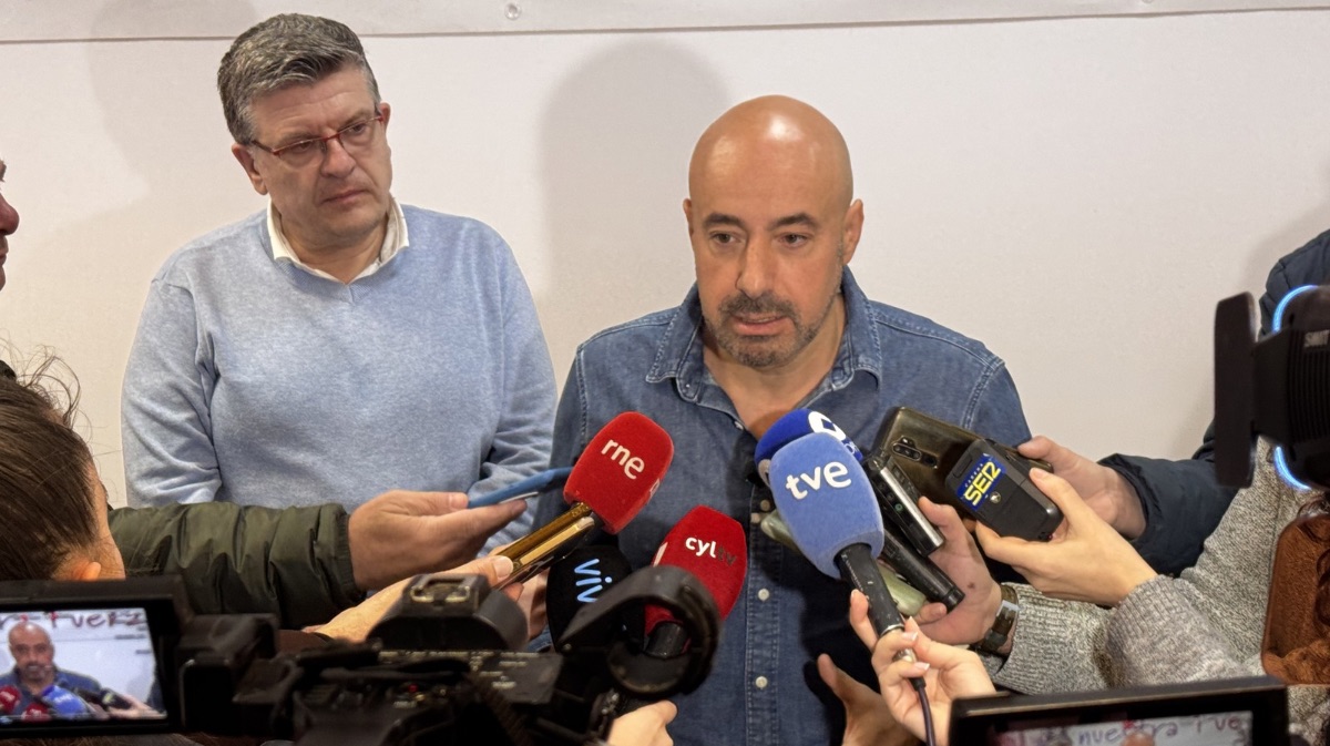 Javier Garc&iacute;a y &Oacute;scar Lobo antes del comit&eacute; constituyente