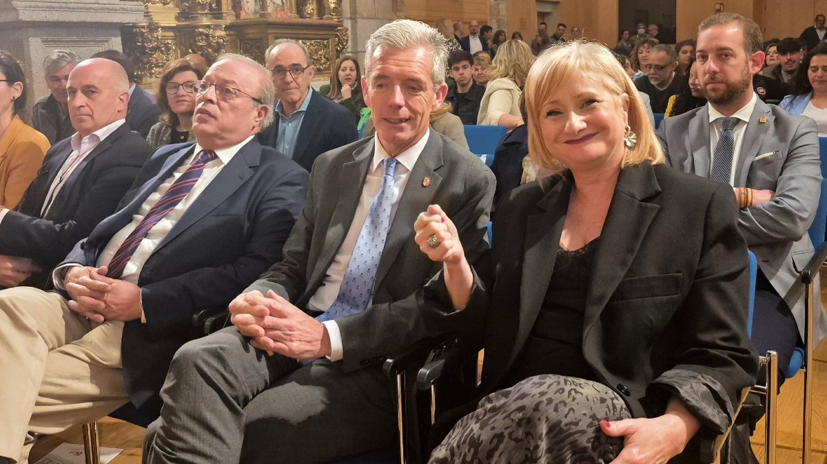 La consejera de Industria y el delegado territorial en la clausura de los programas de formaci&oacute;n.