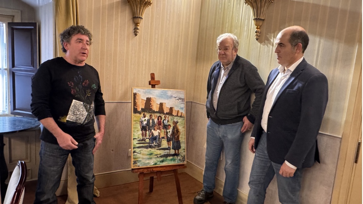 A la izquierda Francisco Sanchidri&aacute;n junto a su obra