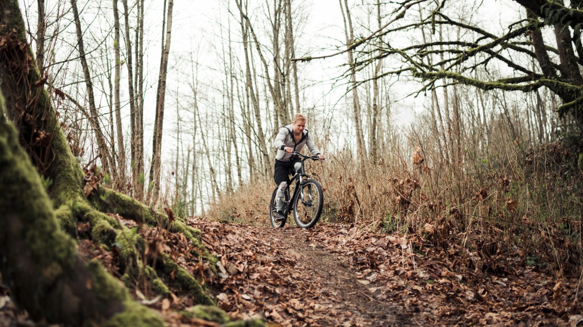 Imagen de un deportista practicando ciclismo de monta&ntilde;a.