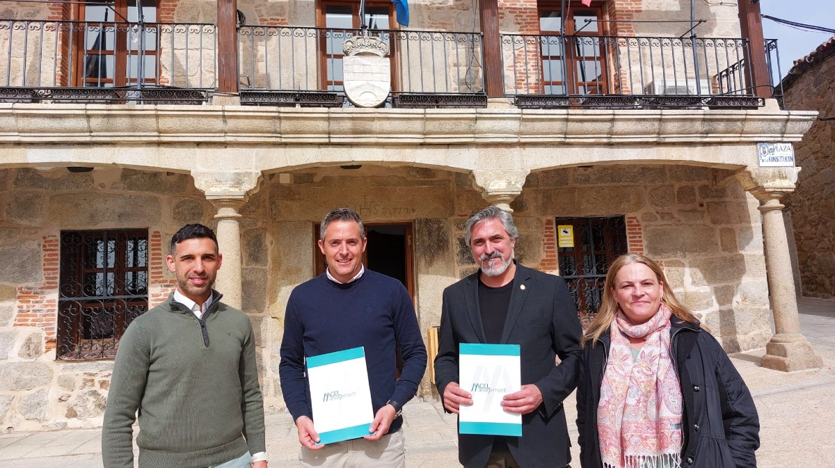 V&iacute;ctor Garrido, director de Expansi&oacute;n de Negocio de CEL Management; Germ&aacute;n Ulloa, alcalde de Piedralaves; Luis Cristo Rey Padr&oacute;, alcalde de Gavilanes; y Marisa Gonz&aacute;lez, de la APEA.