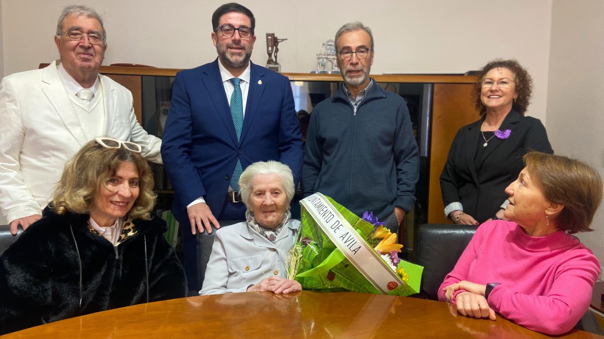 Felicitaci&oacute;n a la centenaria Julia Garc&iacute;a Jim&eacute;nez en su visita al Ayuntamiento.