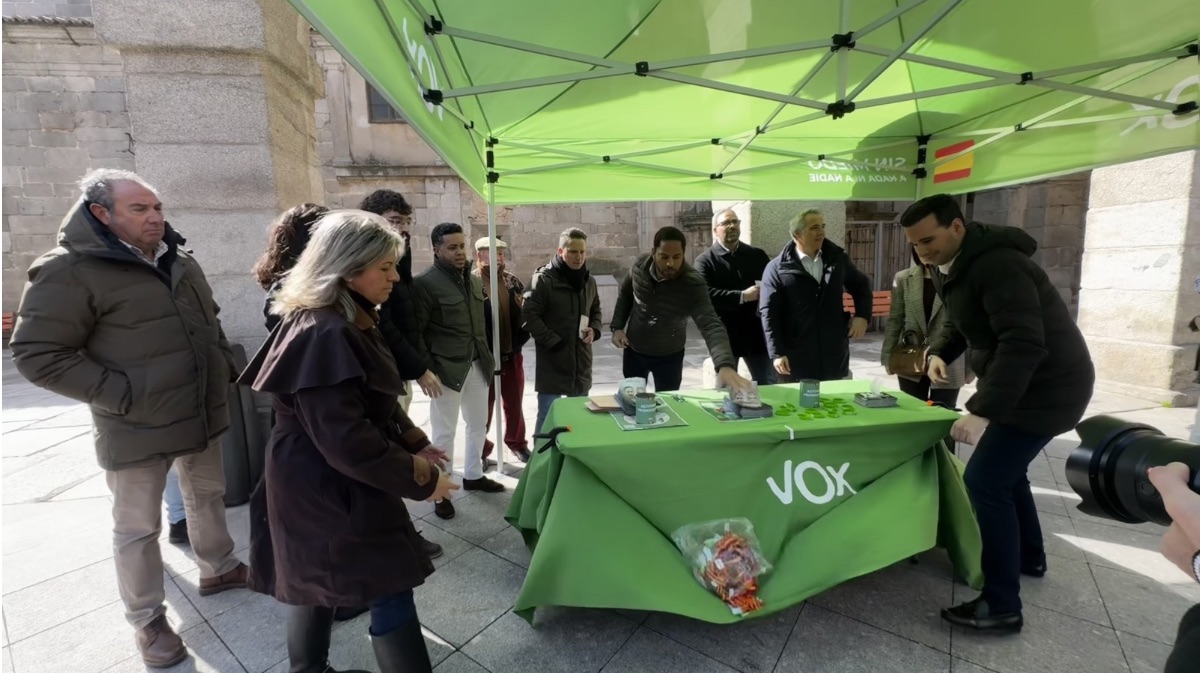 Apuntes de campaña: un turista republicano ante el secretario general de Vox