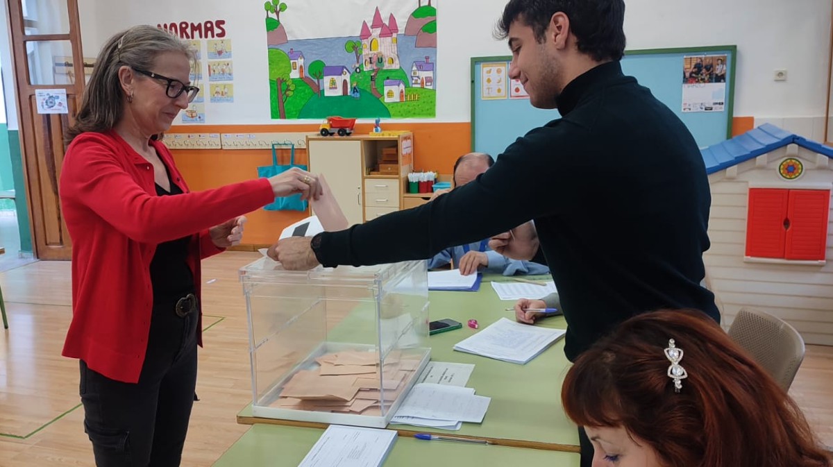 La candidata del PSOE, la primera en votar, llama a la participación de “más de 130.000 abulenses”