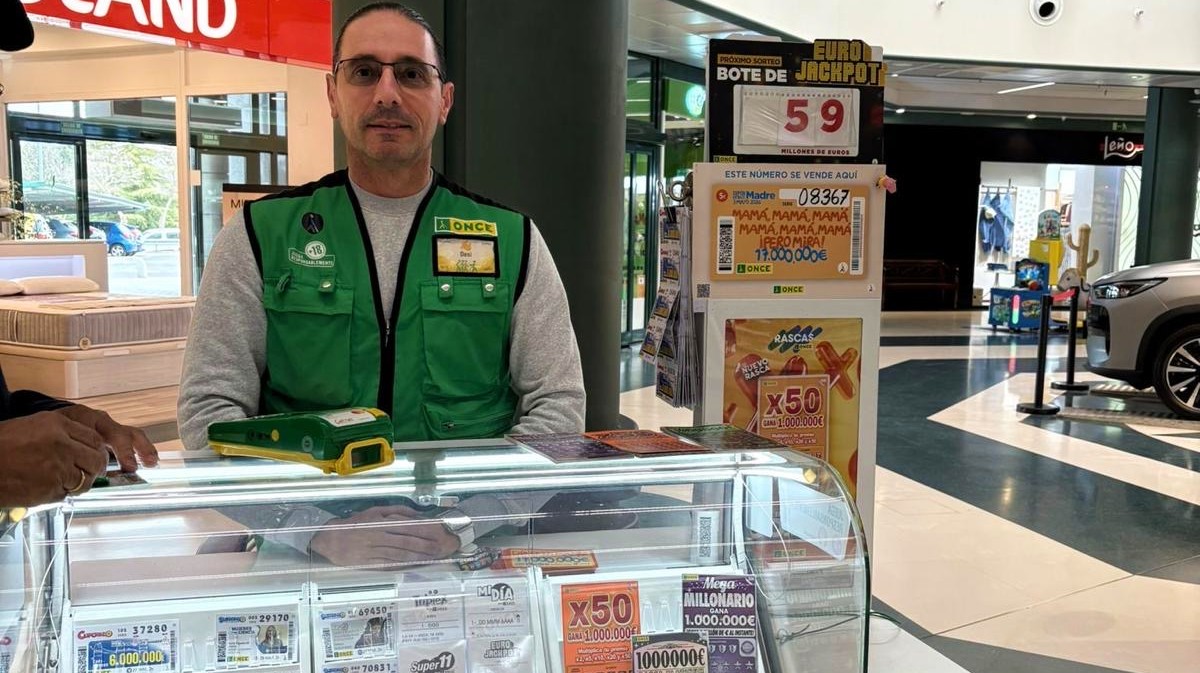 Desiderio Rubio, vendedor de la ONCE en el Centro Comercial El Bulevar.