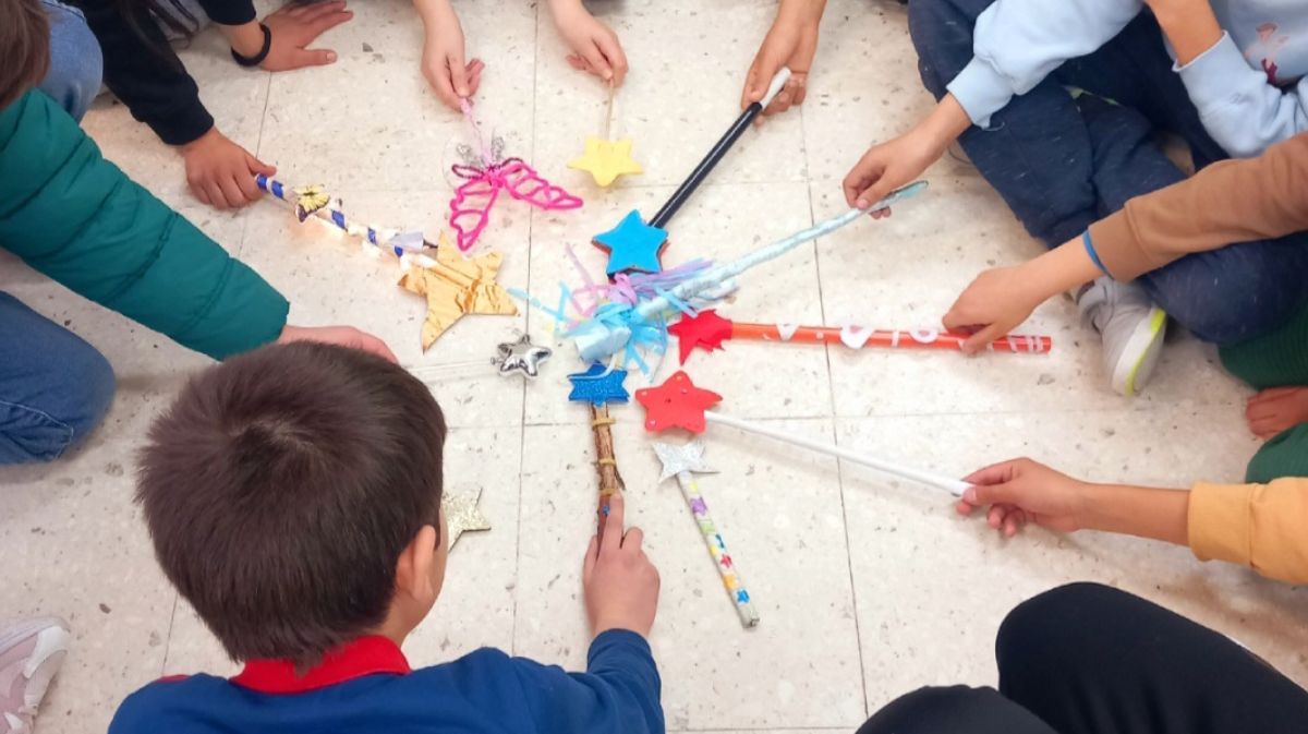 Alumnos del CEIP San Esteban comparten sus varitas m&aacute;gicas artesanales.