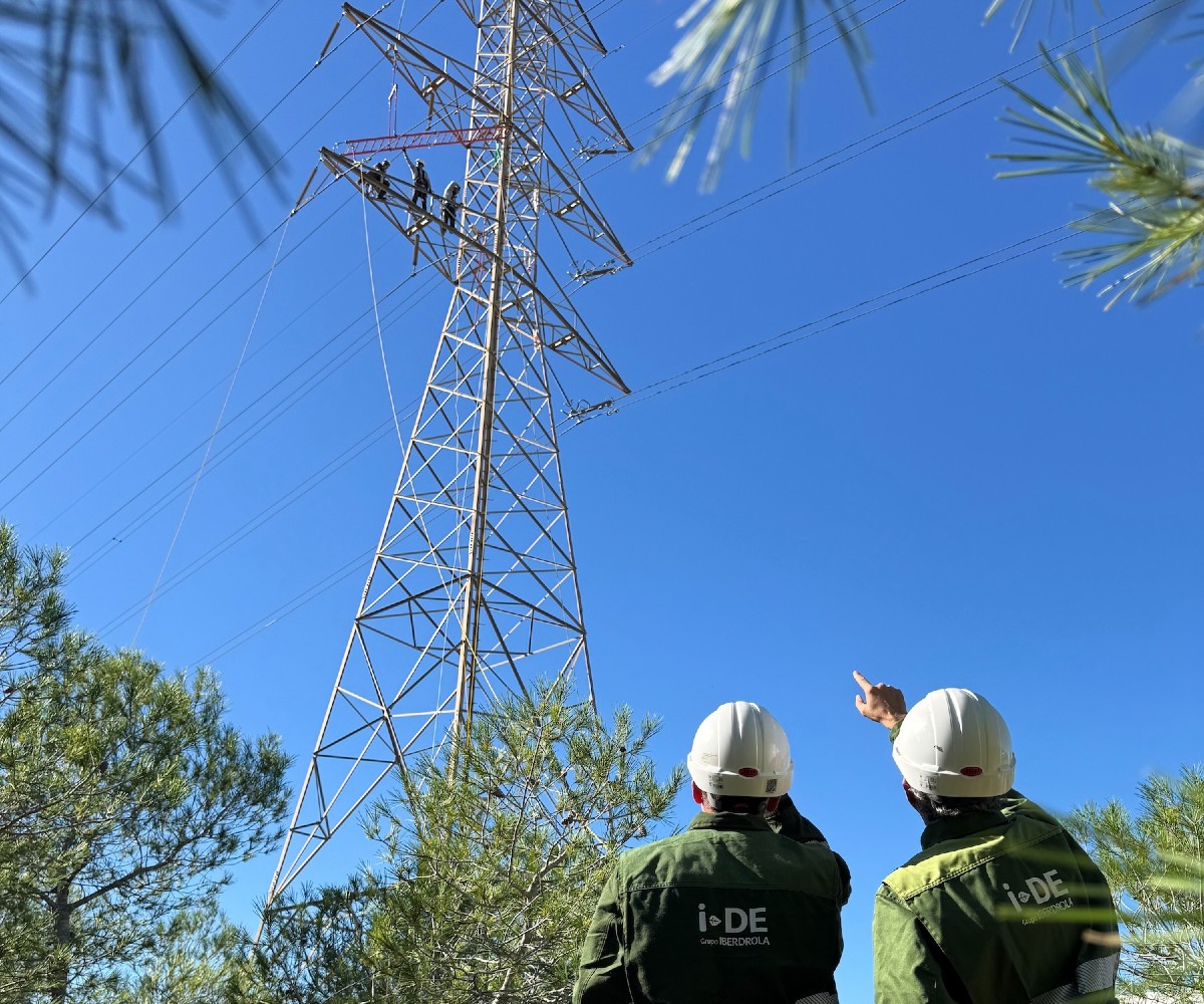 Operarios de i-DE ante una infraestructura el&eacute;ctrica.