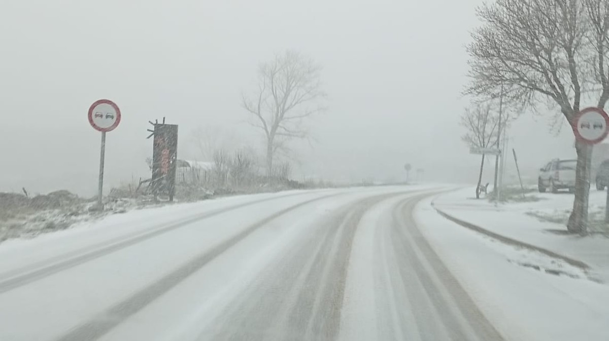 Dos heridos a causa de la nieve tras el choque de dos vehículos en el puerto de Menga