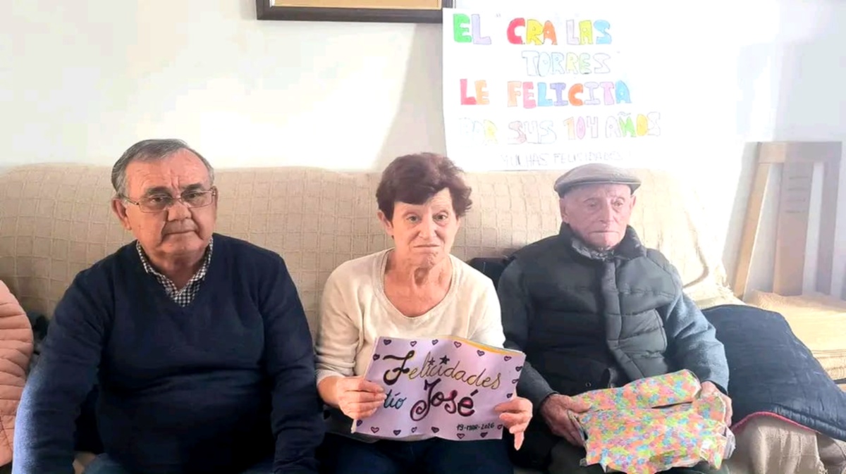 El t&iacute;o Jos&eacute;, de Mijares, con su familia, celebra 104 a&ntilde;os.