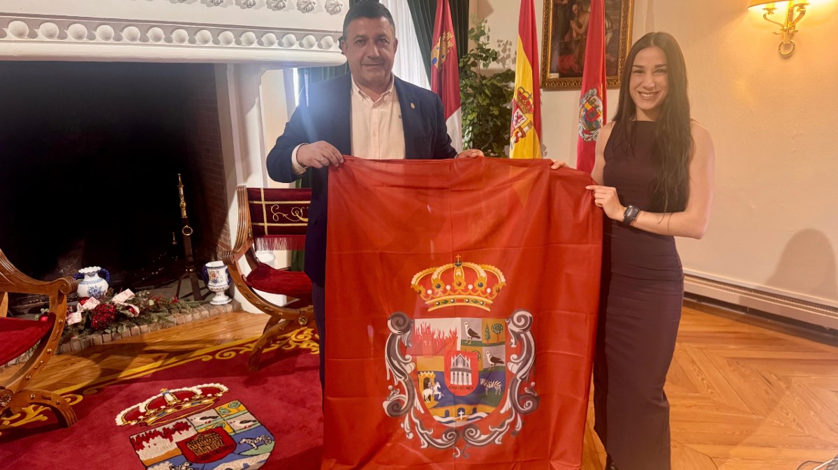 Paloma G&oacute;mez, que representar&aacute; a &Aacute;vila en Miss Mundo Espa&ntilde;a, con el presidente de la Diputaci&oacute;n.