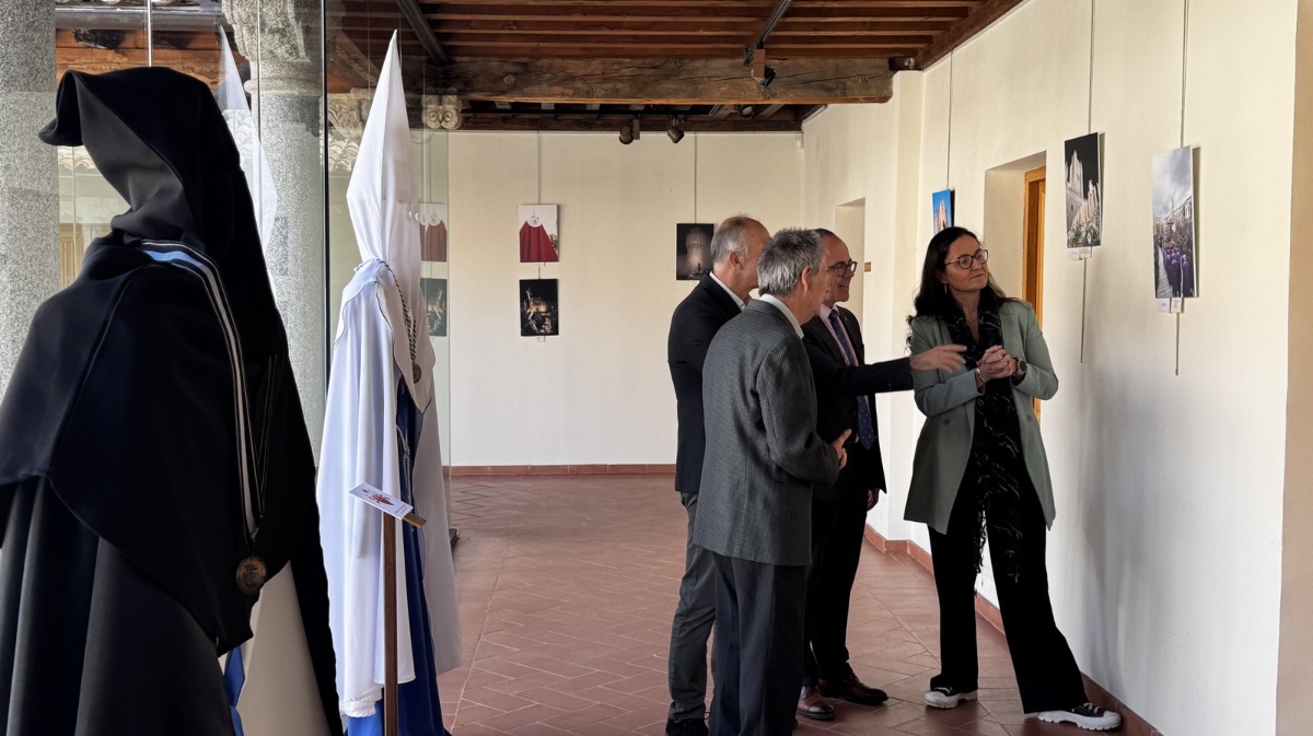 FOTOS |  Entre fotografías y hábitos se narra la Semana Santa abulense