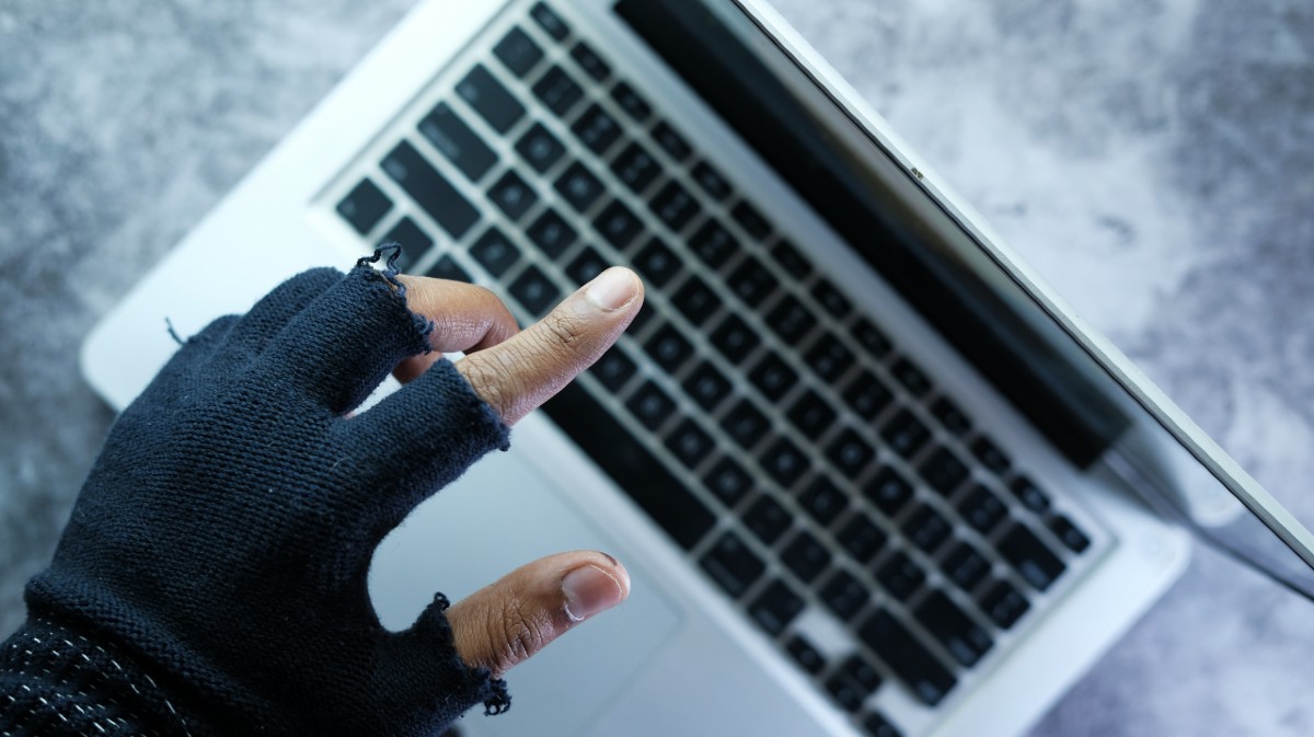 Recreaci&oacute;n de un hacker ante un ordenador.