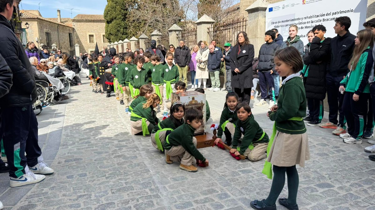 FOTOS | El Cristo de las Batallas en manos de escolares