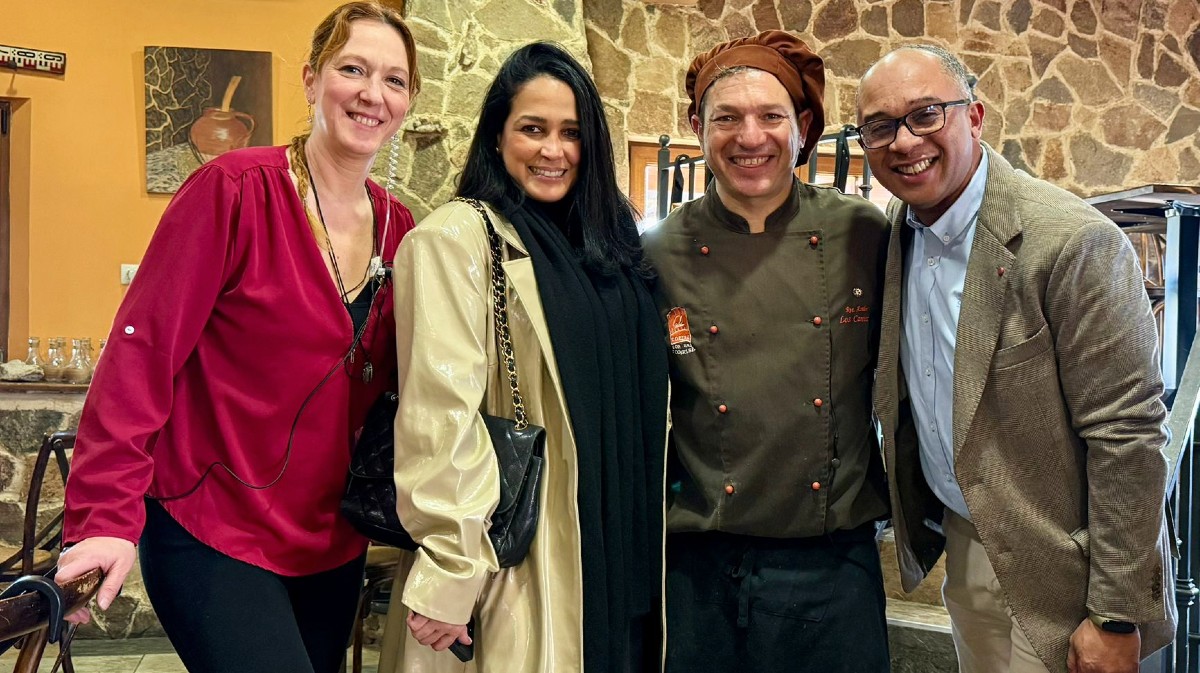Celin&eacute;s Toribio con Omar Guillermo con los responsables del restaurante Los Canteros, en Mingorr&iacute;a.