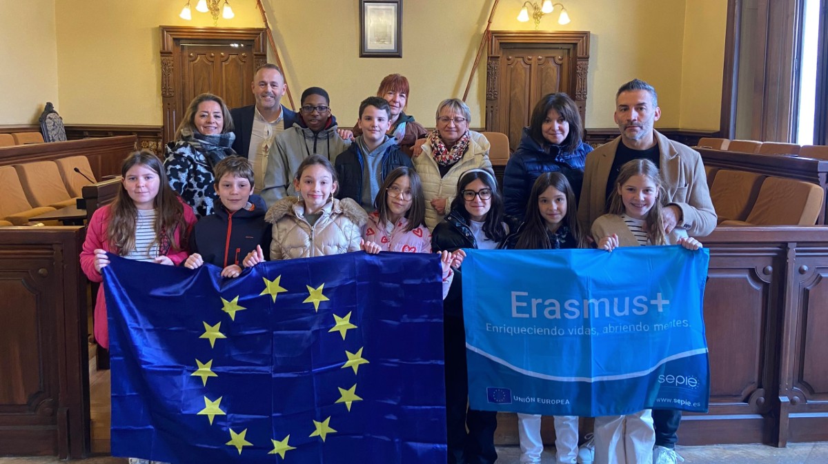 Escolares y profesores de Hungr&iacute;a en el Ayuntamiento de &Aacute;vila.