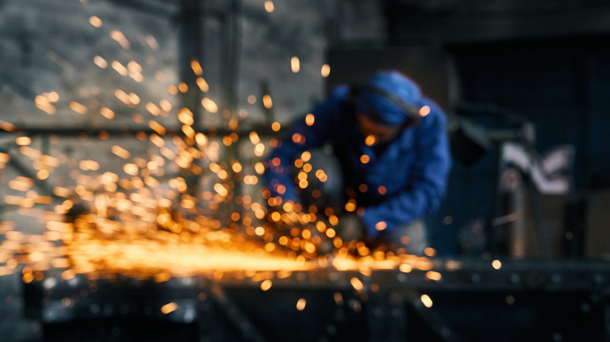 Trabajo en una empresa metal&uacute;rgica.
