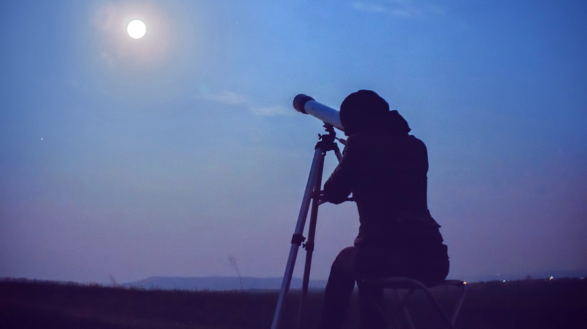 Imagen de archivo de una mujer observando el firmamento.