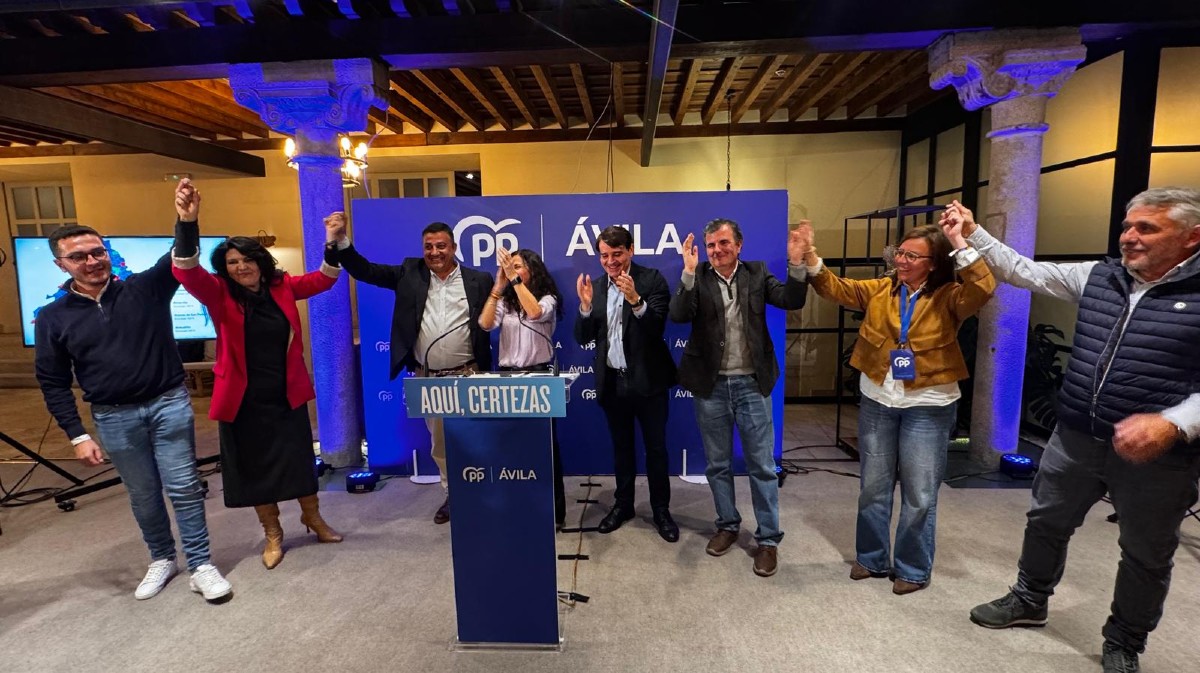 Candidatos y dirigentes del PP celebran la victoria electoral el domingo por la noche.