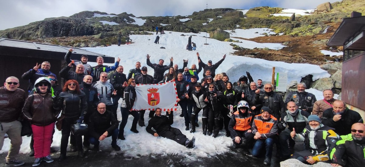 Participantes en la ruta motera por Gredos, el domingo.