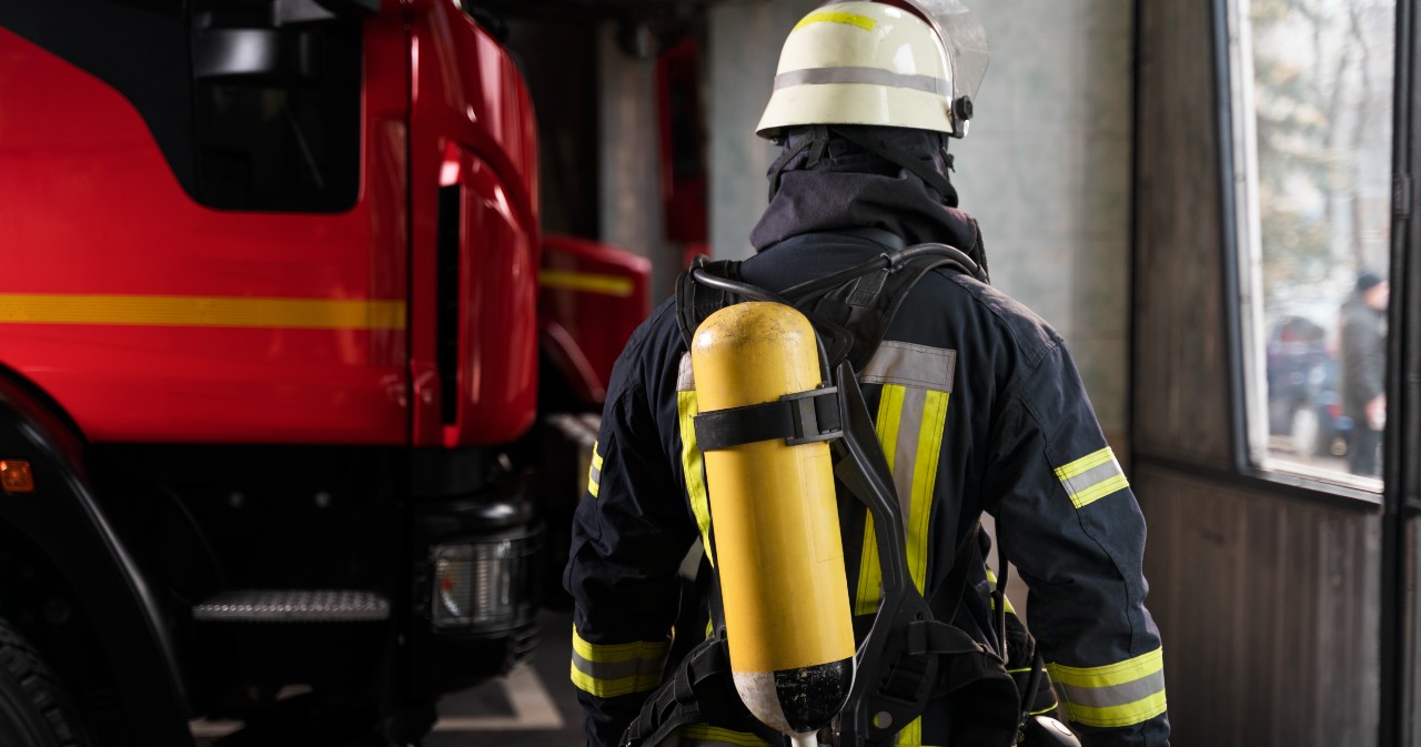 Imagen de un bombero ante un cami&oacute;n.