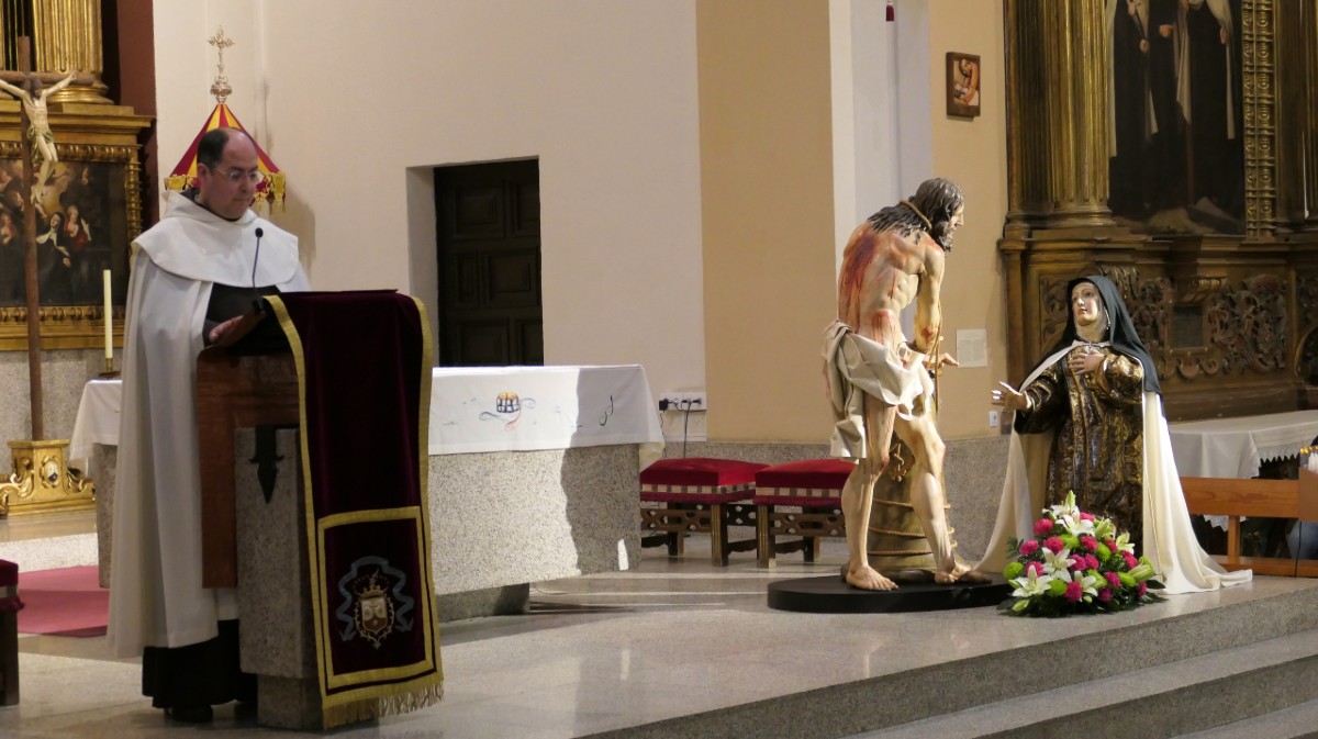 El grupo escult&oacute;rico del Cristo atado a la columna y Santa Teresa presiden las meditaciones.