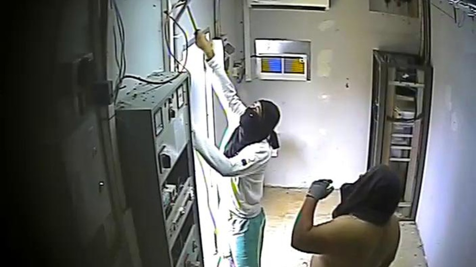 Imagen de una c&aacute;mara que muestra el robo en un repetidor de telefon&iacute;a.