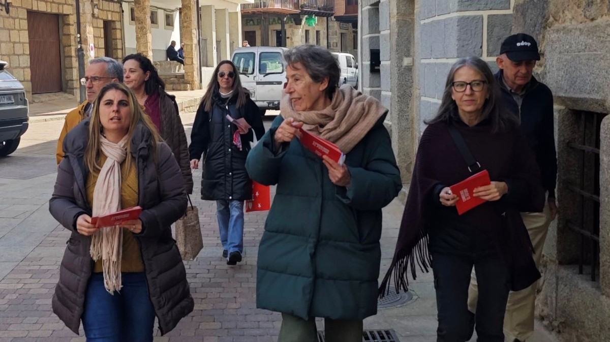 Iglesias (derecha) en San Esteban del Valle junto a su alcaldesa, Almudena Garc&iacute;a (centro).
