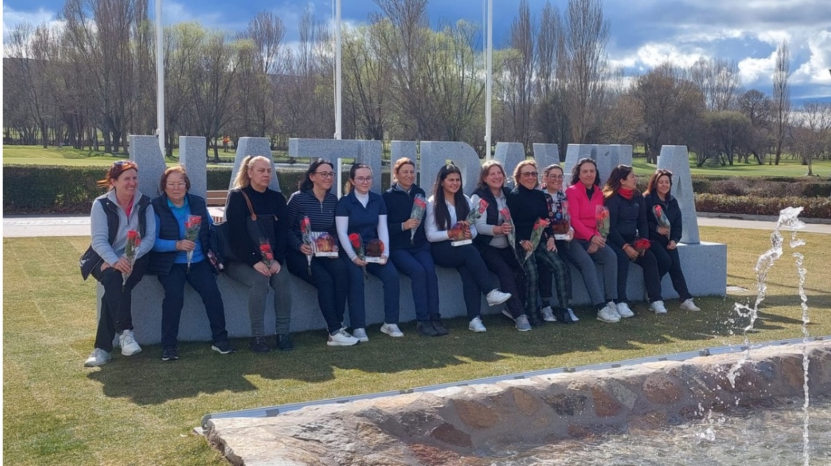 El golf reúne a más de medio centenar de deportistas por el Día de la Mujer