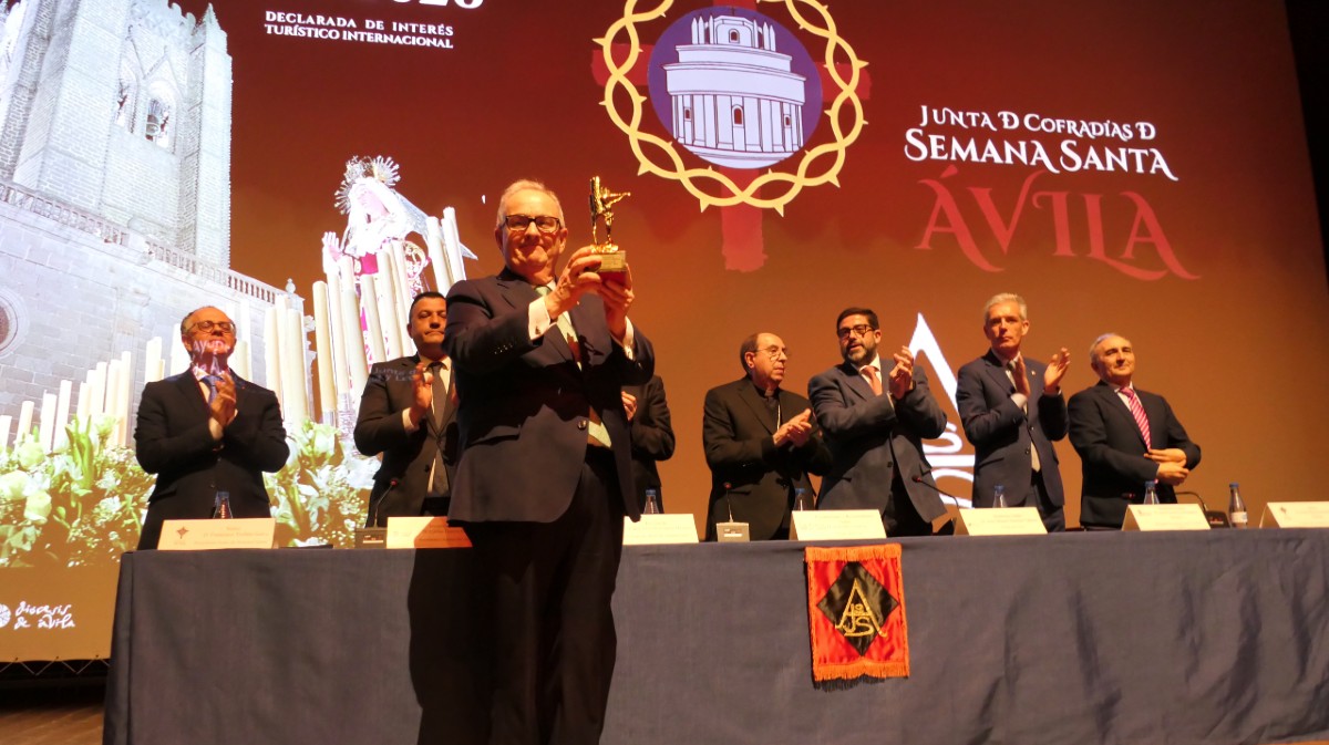 Ernesto Jos&eacute; G&oacute;mez Ferreras recibe la distinci&oacute;n de la Semana Santa.