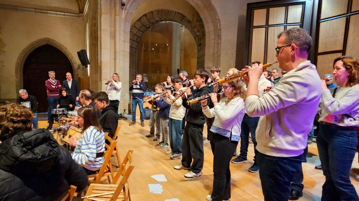 Encuentro de dulzaineros de &Aacute;vila y Aluche.