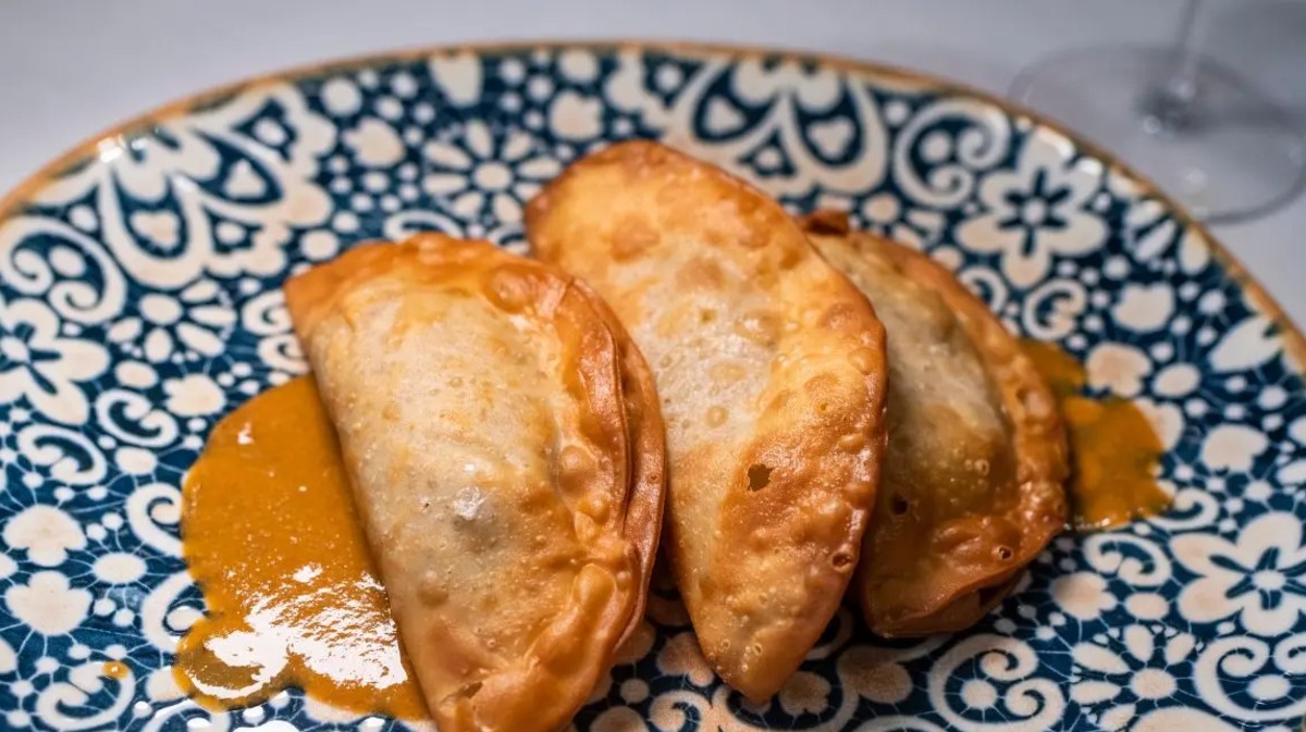 Empanadillas fritas rellenas de cabritillo en caldereta de La Galer&iacute;a, en Navaluenga. Foto: Alfredo C&aacute;liz.