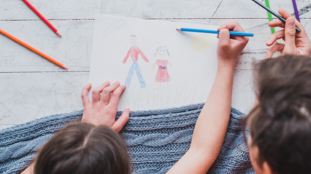 Imagen de archivo de ni&ntilde;os dibujando.