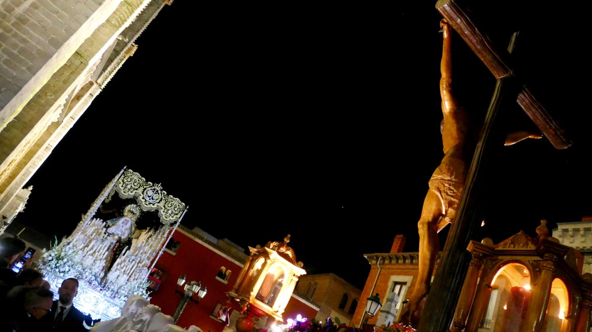 La Virgen de la Esperanza y el Cristo de la Ilusi&oacute;n cuando se han acercado en la plaza de la Catedral.