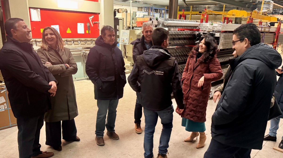 La portavoz del PP en el Senado, Alicia Garc&iacute;a, y repreentantes del PP, en una empresa de Piedrah&iacute;ta.