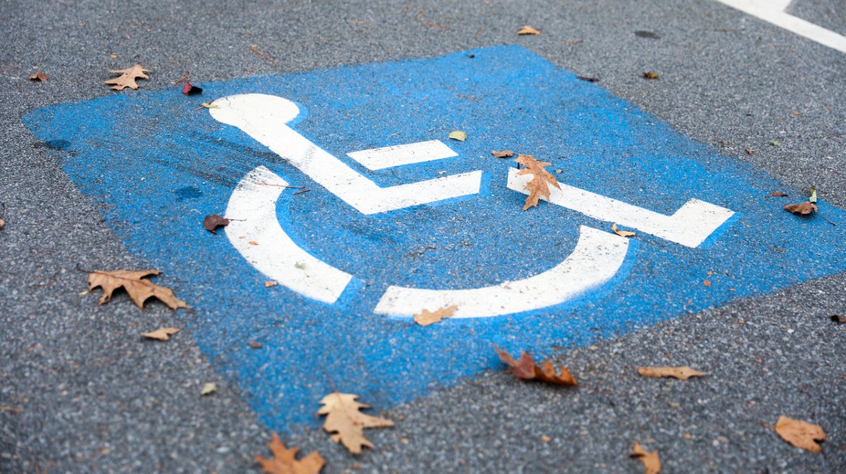 Aparcamiento para personas con movilidad reducida.