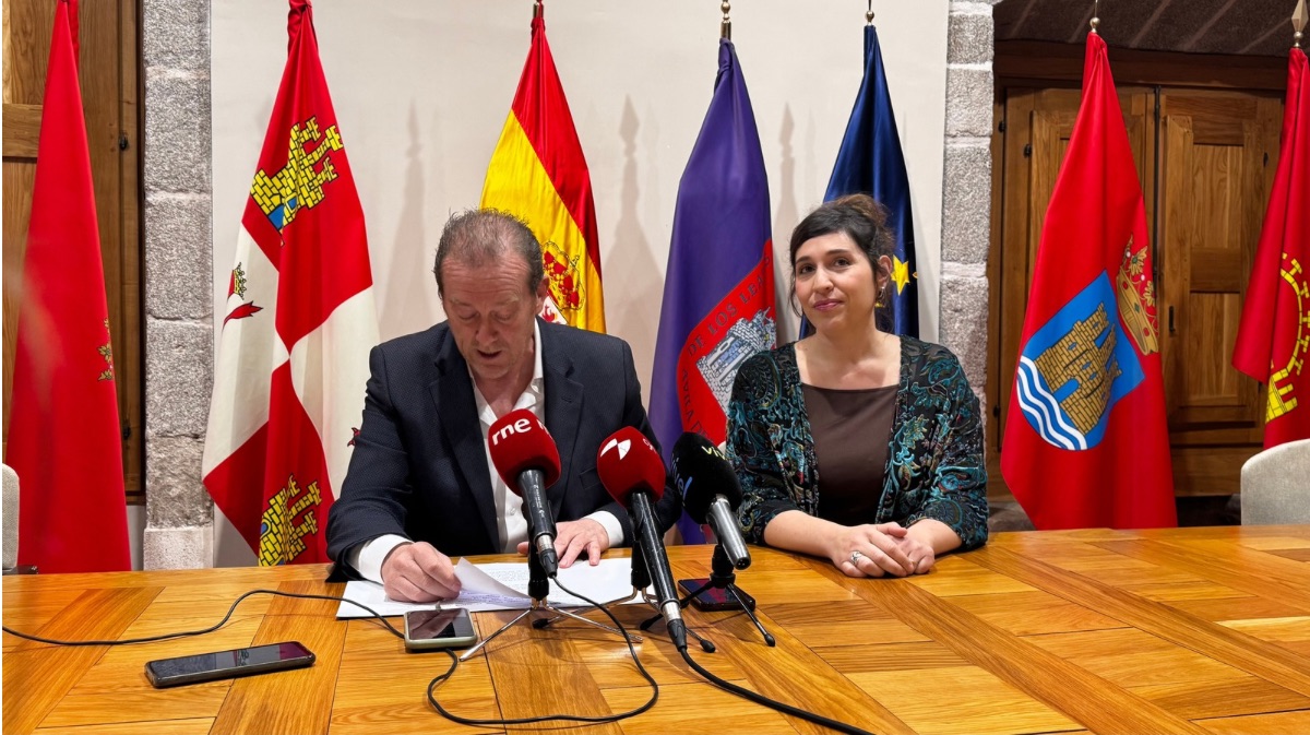 &Aacute;ngel S&aacute;nchez, concejal de Cultura y Estela Araceli, artista