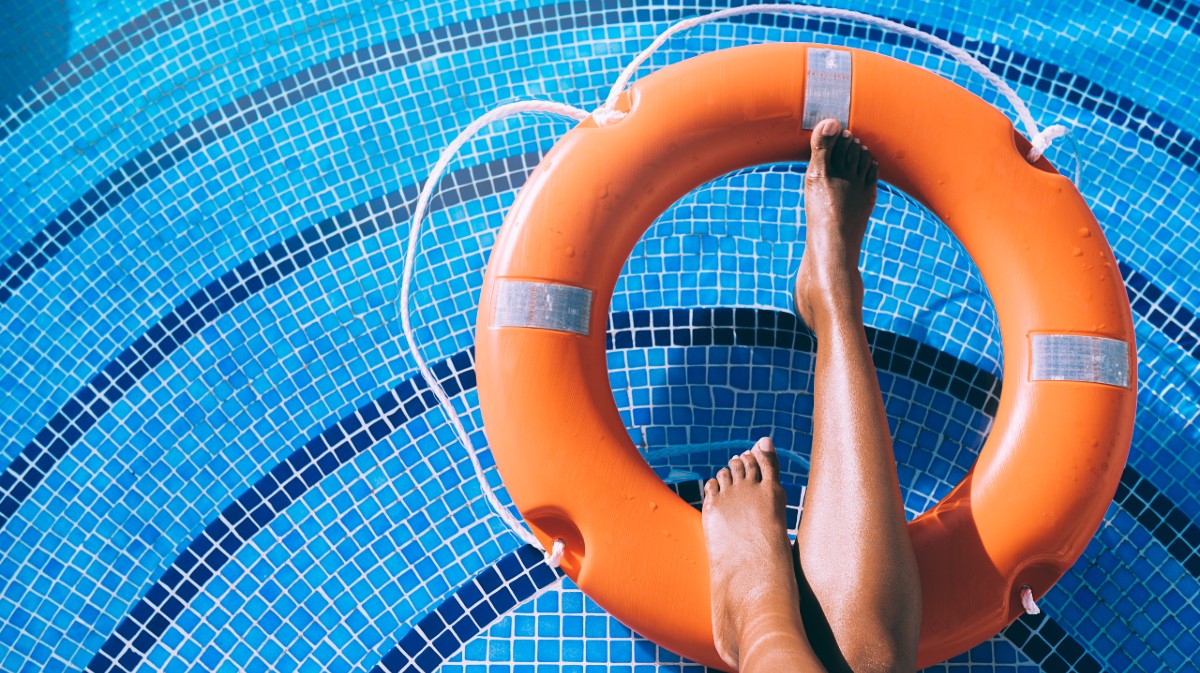Un socorrista en una piscina.