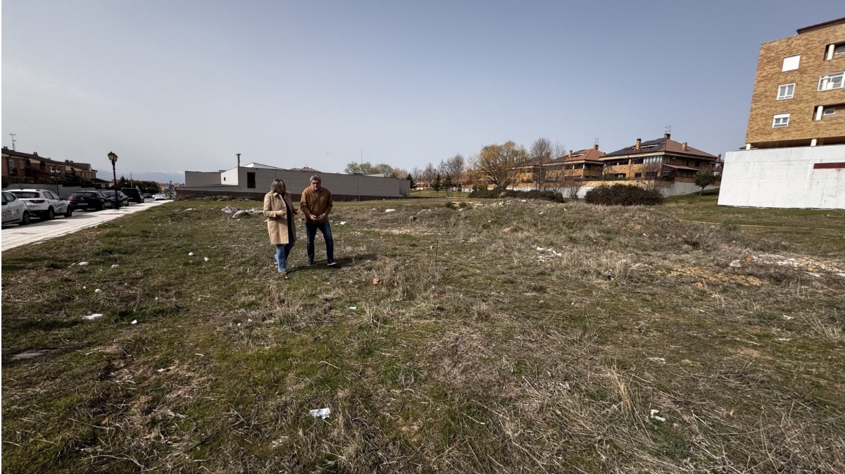 Pedro Pascual y Paloma del Nogal en la parcela en la que se iba a construir el centro de salud
