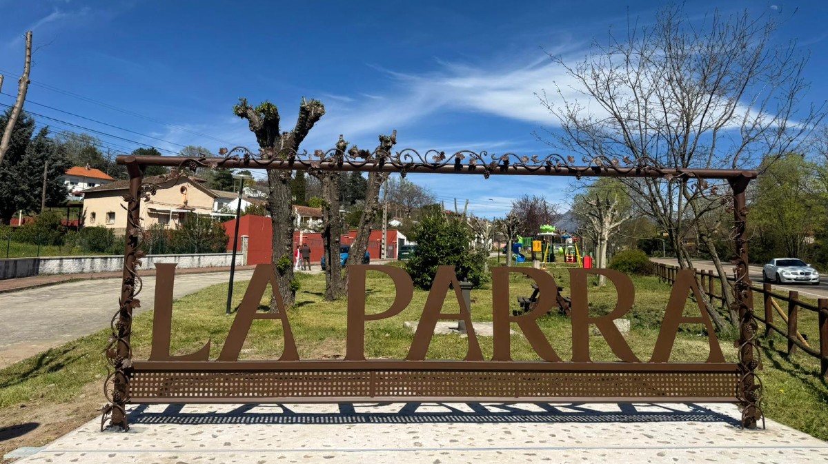 La Parra ya luce en un cartel de grandes letras junto a la carretera de Ávila