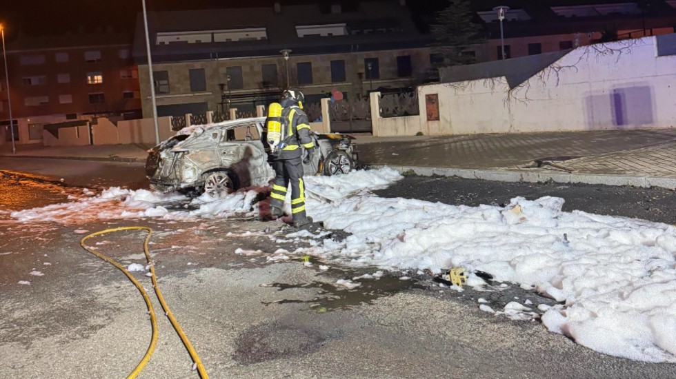 Incendio de un turismo en la carretera de Sonsoles en la madrugada del lunes. Foto: @EmergenciaAvila.