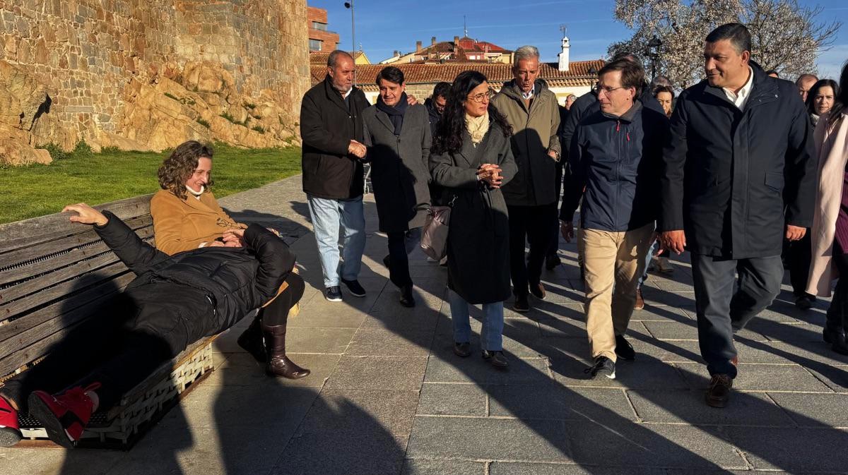 El alcalde de Madrid, Jos&eacute; Luis Mart&iacute;nez-Almeida, durante la campa&ntilde;a en &Aacute;vila.