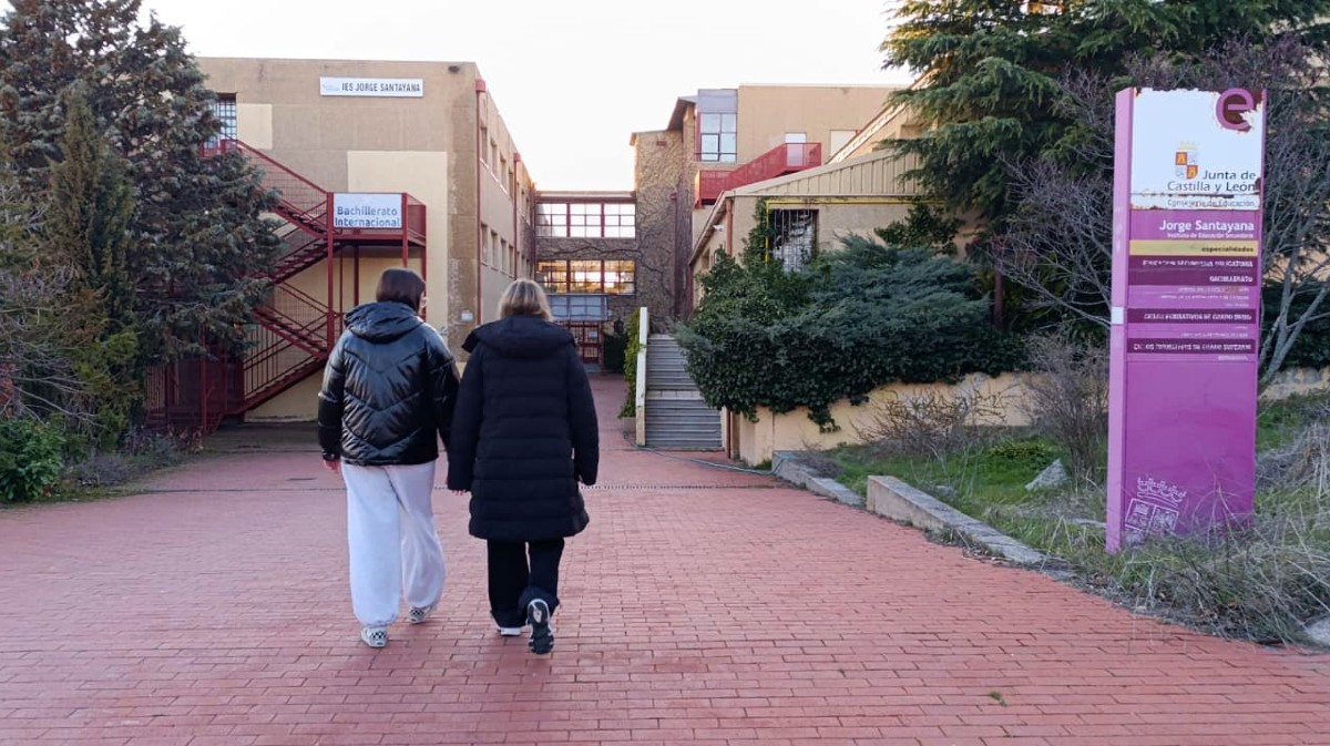 Votantes acuden a un colegio electoral este domingo.