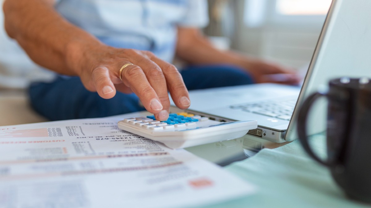 Un hombre revisa la factura energ&eacute;tica.